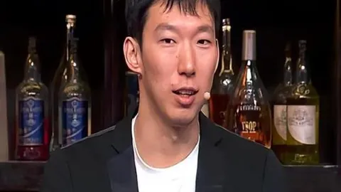 “詹姆斯斩获42分17板8助，湖人击败勇士”